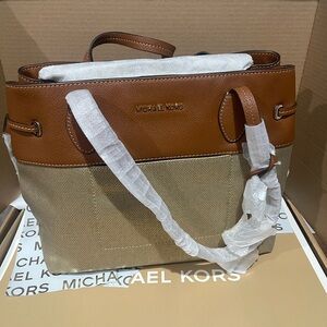 NWT no longer made Michael Kors MARINA NORTH SOUTH LARGE DRAWSTRING TOTE